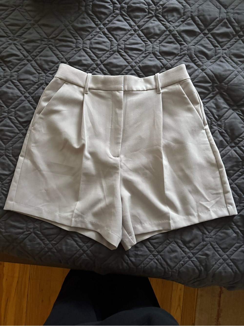 Abercrombie & Fitch Cream High-Waist Pleated Women's Shorts